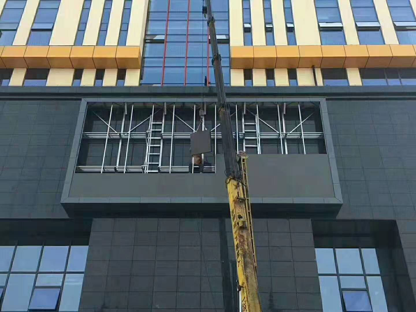 户外全彩LED电子大屏幕安装施工现场
