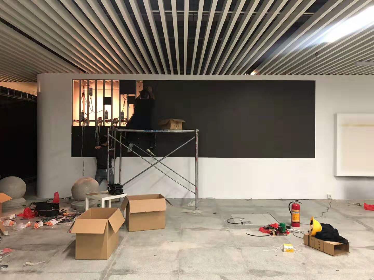 室内全彩LED显示屏安装施工现场