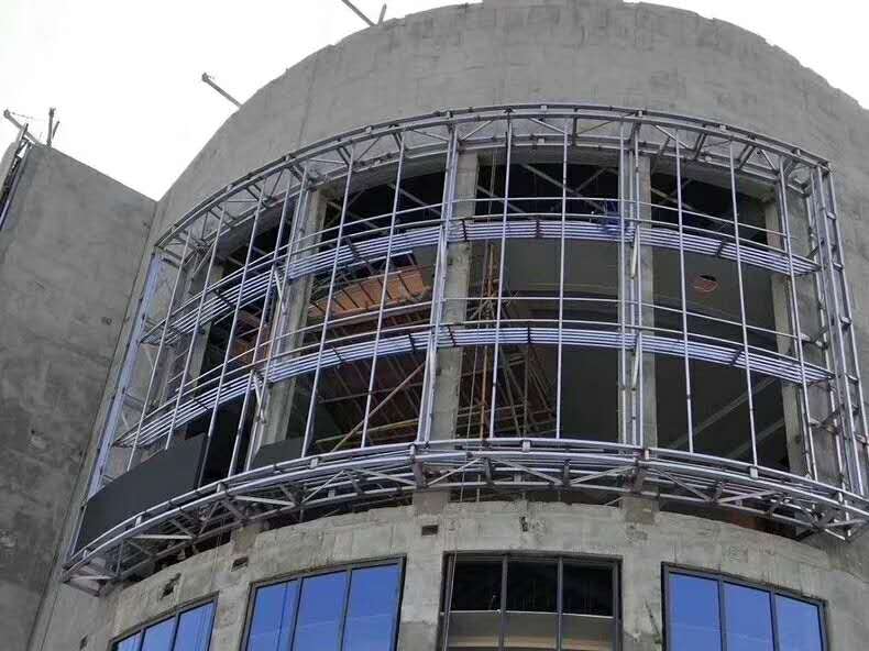 户外LED显示屏钢结构安装施工现场