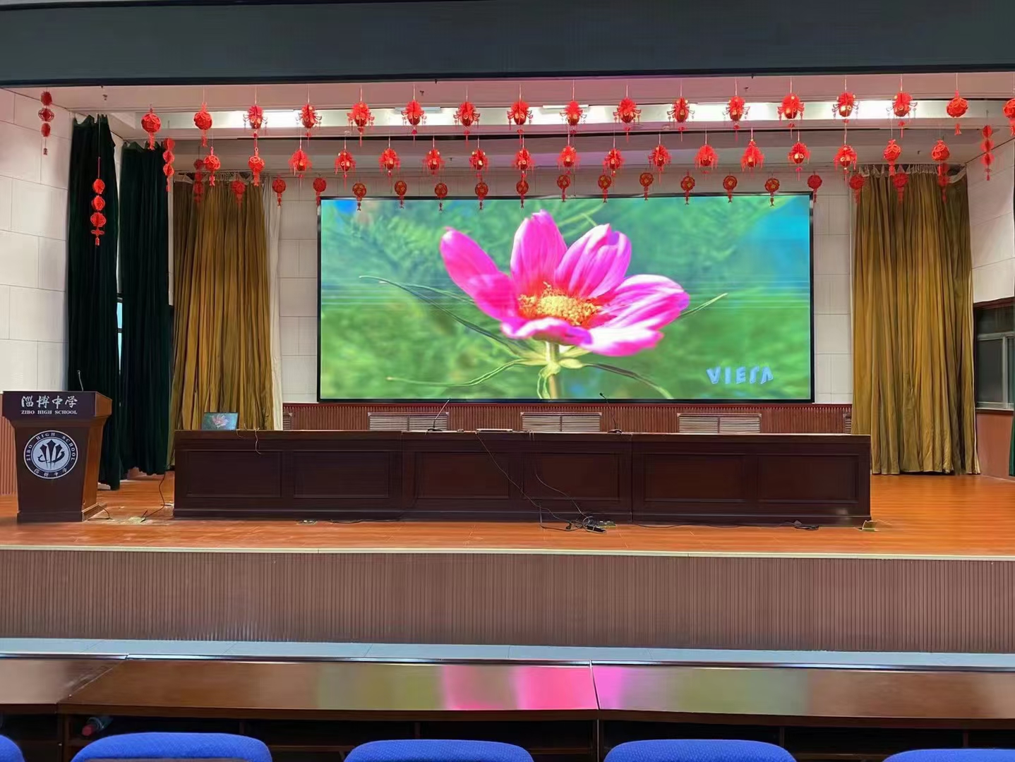 淄博中学报告厅全彩LED显示屏制作厂家安装案例